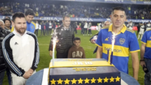 Roman hasta se dio el gusto de soplar las veligas con Messi, sobre una torta de Boca. Foto: prensa Boca