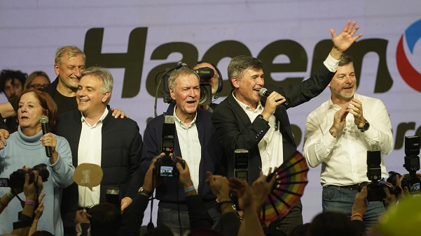 Elecciones municipales en Córdoba. Daniel Passerini festeja su triunfo junto a Martín Llaryola y Juan Schiaretti. Foto: Fernando de la Orden / Clarín