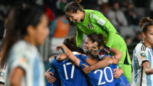 La celebración de Italia es la decepción de la Argentina en el estreno de ambos en el Mundial femenino de Australia y Nueva Zelanda 2023. Foto: Saeed KHAN / AFP.