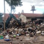 Después de años de reclamos la Municipalidad saca toneladas de basura de una casa del barrio Limache
