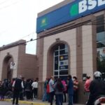 El Banco Santiago del Estero sigue sometiendo a jubilados a largas esperas a la intemperie en medio del frio