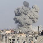 Hamas aceptó el “alto el fuego”: Israel respondió que enviará una delegación para negociar, mientras bombardea en Gaza